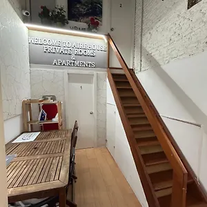 Airbhouse Private & Privatunterkunft Sevilla
